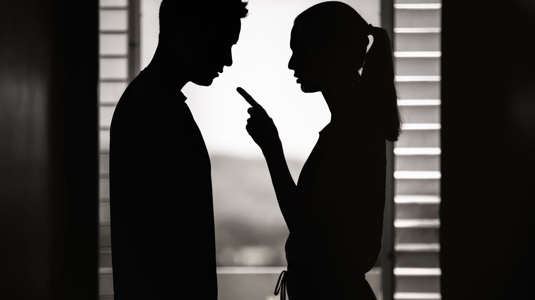 ｢枕営業の誘いも…｣芸能系の仕事で稼ぐ女性がダメ夫を捨てワンオペ育児しながら80代老父母W介護の茫然 夫は何度も会社をクビになり妻が寝込んでも車とサーフィンに夢中