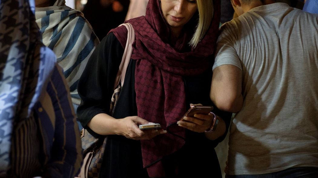 ｢あなたは着用義務のスカーフをしてなかった｣とスマホに警告…監視カメラに自由を奪われるイランの女性たち 作家が見たテヘランの女性のリアルライフ