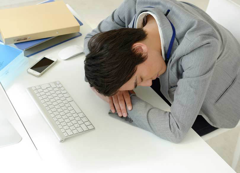 すぐに眠くなる人は病気なのか？
