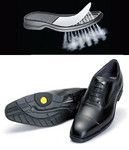 いやーな臭いのもとになる靴下の蒸れ防止に効果的。上／水は通さず湿気だけ逃がすソールを装着した「リーガルGEOX」。下／蒸れた足指部の空気をかかと方向に循環させる通気路を靴底に設けたアシックスの「ランウォーク」。