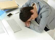すぐに眠くなる人は病気なのか？