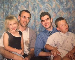 英語学習を始めた頃の写真。左から、私、父、当時の英語の先生、兄