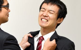｢自分だけ頭ええとでも思てるんか?｣体育会系の同期に胸ぐらをつかまれ､壁際に…新人証券マンを襲った事件