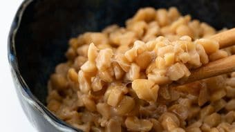 納豆に一つまみかけるだけ…血液サラサラ効果と全身の老化防止効果を爆上げするどこの家にもある"調味料"