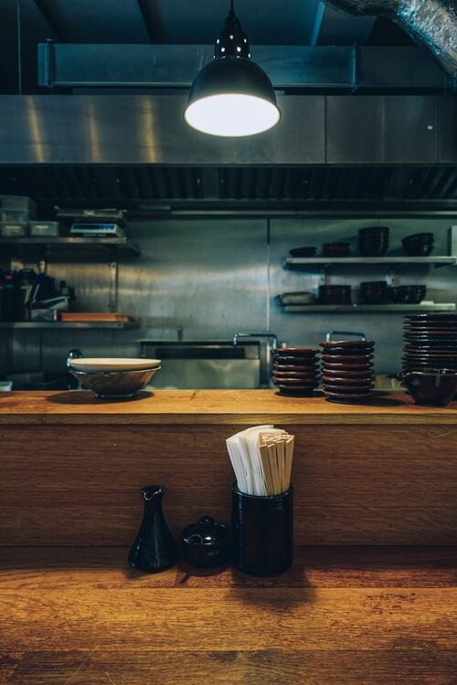 無人の居酒屋、カウンター