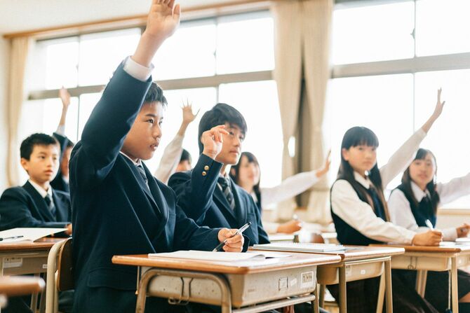 教室で挙手する生徒たち