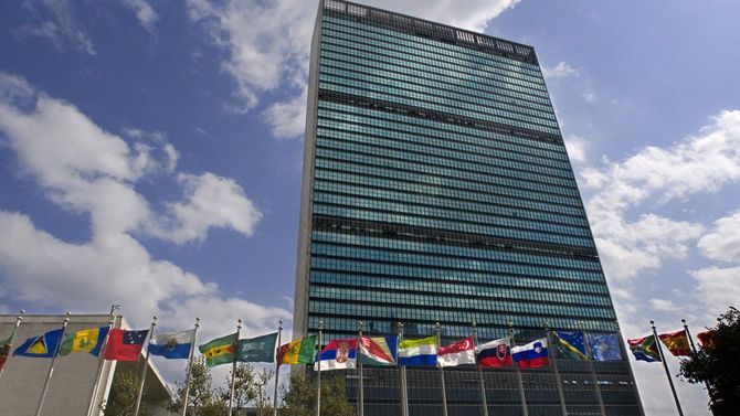 アメリカ・ニューヨーク1番街にある国際連合本部ビル（2009年9月28日）