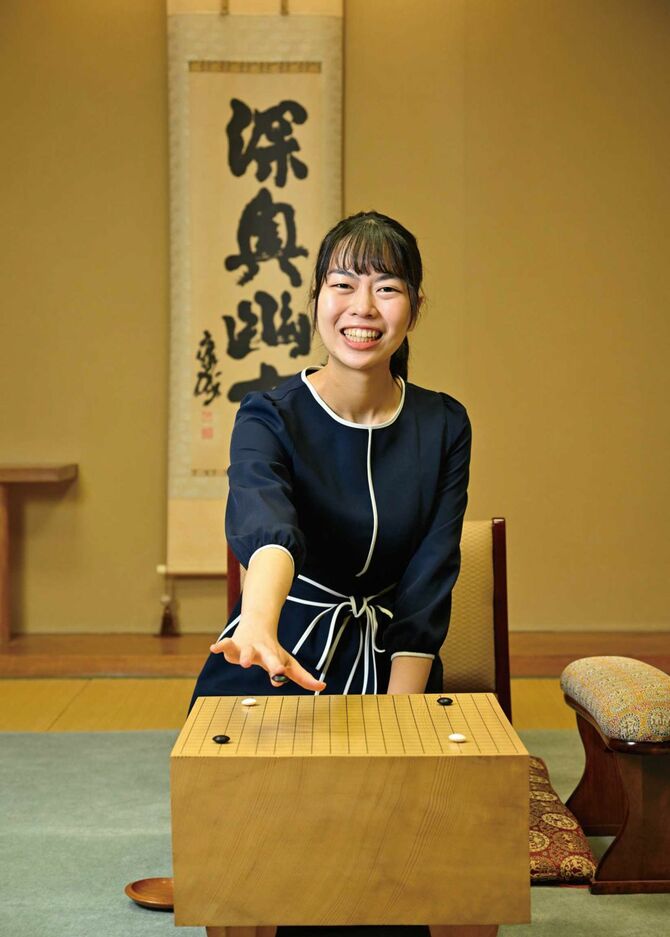 囲碁棋士四段の上野愛咲（うえの・あさみ）さん。2001年生まれ。「ハンマー」の異名を持ち、22年には日本勢初の囲碁女性世界一に輝く。妹の梨紗さんも囲碁棋士。