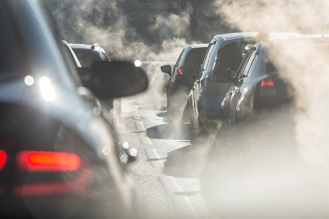 2017年8月8日、モスクワの混雑する道は排気ガスや蒸気で車のシルエットがぼやけて見える