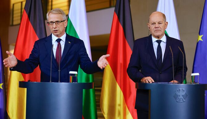 2023年10月4日、ドイツ・ベルリンの首相官邸で共同記者会見に臨むドイツのオラフ・ショルツ首相と訪問中のブルガリアのニコライ・デンコフ首相（左）。