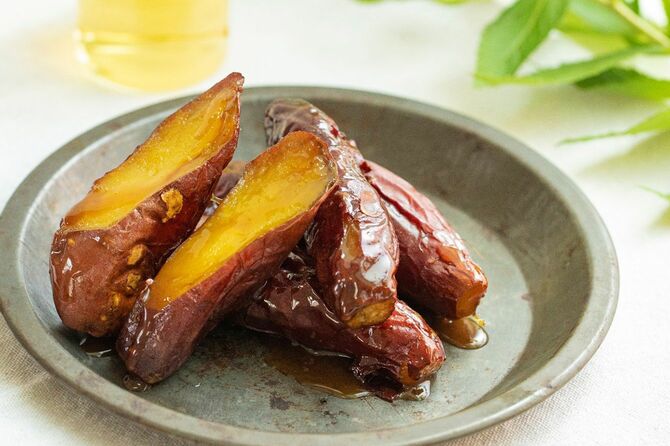 手塩にかけたさつまいもを90日かけ熟成させ、2度焼きすることで糖度を最大に引き上げる。内側に含まれる“蜜”がしみ出て、バケツにたまる。