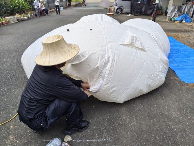 空気を送って風船のように膨らませる
