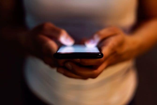 スマートフォンを操作する人