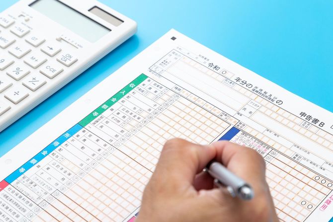 確定申告書と電卓