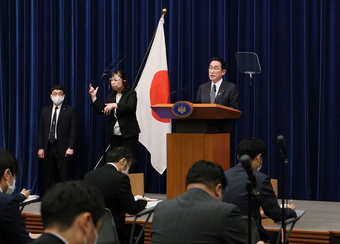 記者会見する岸田文雄首相。次々と「経済対策」を発表しているが、岸田政権の支持率低迷が続いている