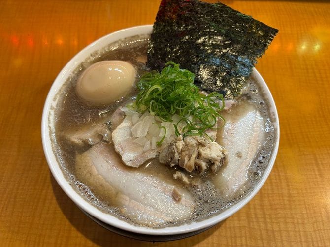 特上煮干ラーメン 1350円。サラッとしながらも、煮干しの旨みをこれでもかと感じる極上のスープ。引きの美学すら感じる、大人の一杯。
