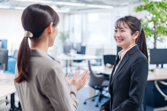 先輩社員にオフィスを案内される新入社員
