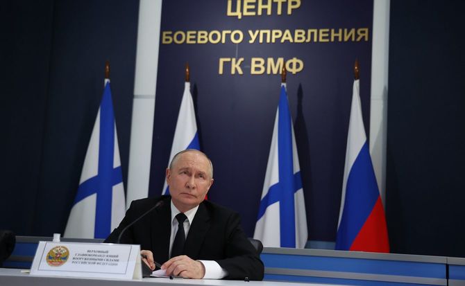 プーチン大統領は、艦隊司令官から安全保障情勢と現在の任務に関する報告を受けた(2026年7月26日)