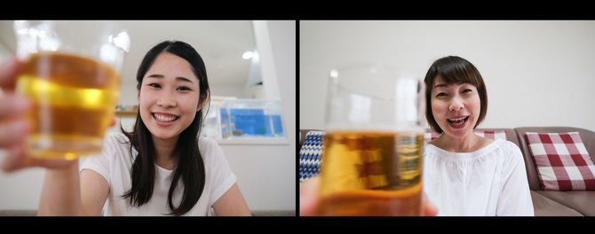 オンライン飲み会を楽しむ女性2人