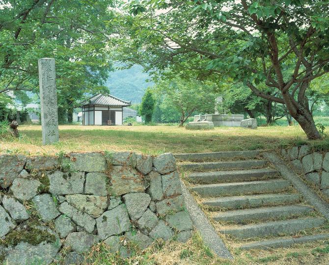 恭仁京大極殿址の碑=2002年6月、京都府木津川市加茂町