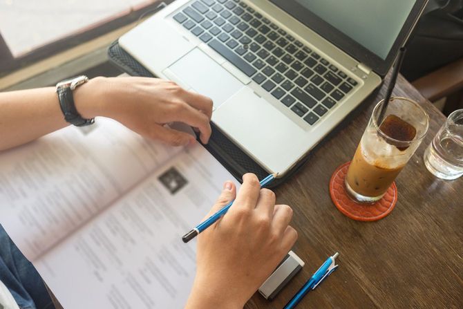 カフェでパソコンを開いて勉強する人