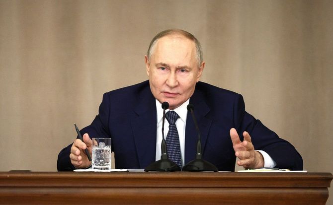 ロシア連邦の一般裁判所、軍事裁判所、仲裁裁判所の裁判官による年次会議に出席したプーチン大統領（2025年2月20日）