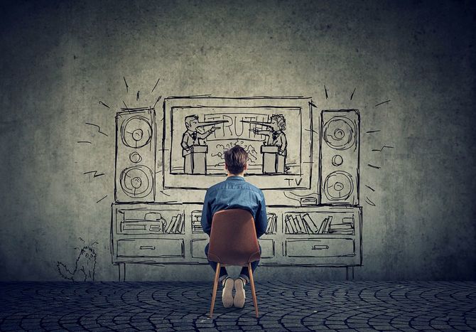 男は 2 人の政治家、ビジネスの男性の議論を持つ長い嘘つき鼻でテレビを見る