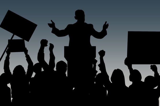 逃げ切りを図る政治家や官僚が少なくない、とも報じられている