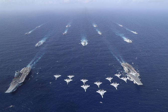 中国海軍の空母「遼寧」(左)と「山東」の艦隊