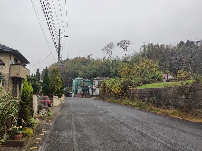 周囲に住宅が建ち並んでいても、高い擁壁がある区画だけが放置されている光景を見ることも珍しくない。(千葉県山武市雨坪)