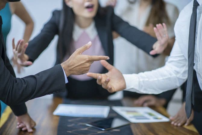 会議中に議論がヒートアップ