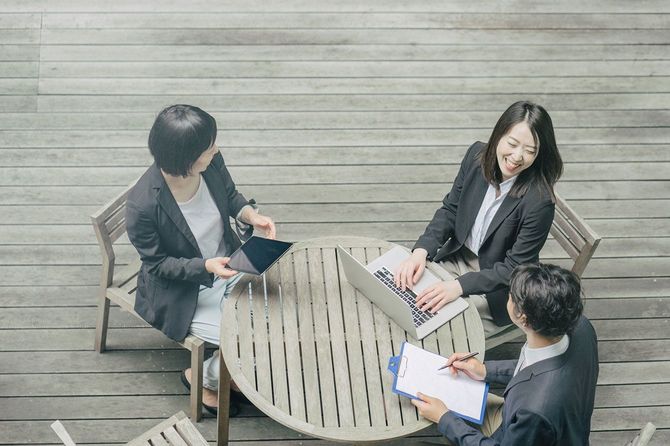 ミーティングをする3人