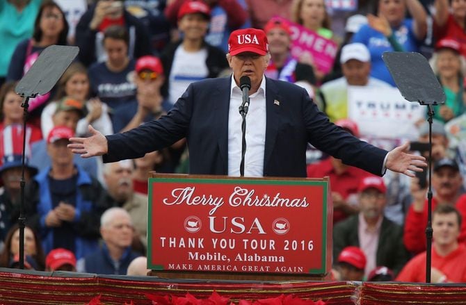 2016年12月17日、米国アラバマ州・ラッドピーブルズスタジアムの観衆に語りかける、アメリカ大統領選で勝利したドナルド・トランプ氏。「USA Thank You Tour 2016」と題したラリーの一環で。