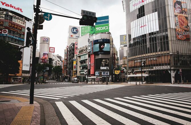 緊急事態宣言下で人のいない渋谷スクランブル交差点
