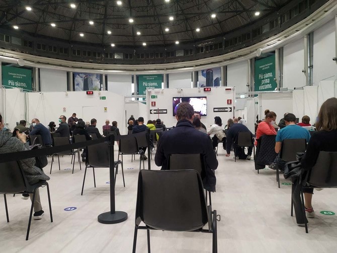 接種後のアナフィラキシーに備え、指示された時間待機する部屋。筆者は15分待ったが何も起きなかった。