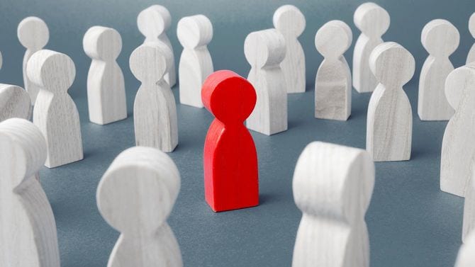 集団の中で一つだけ赤く塗られた人形