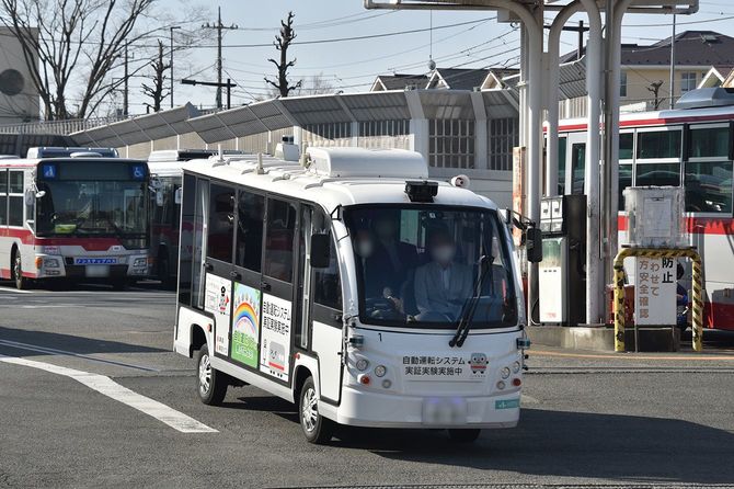 実証実験を行う自動運転バス