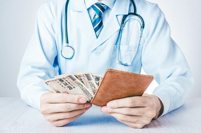 財布からお金を払う男性医師