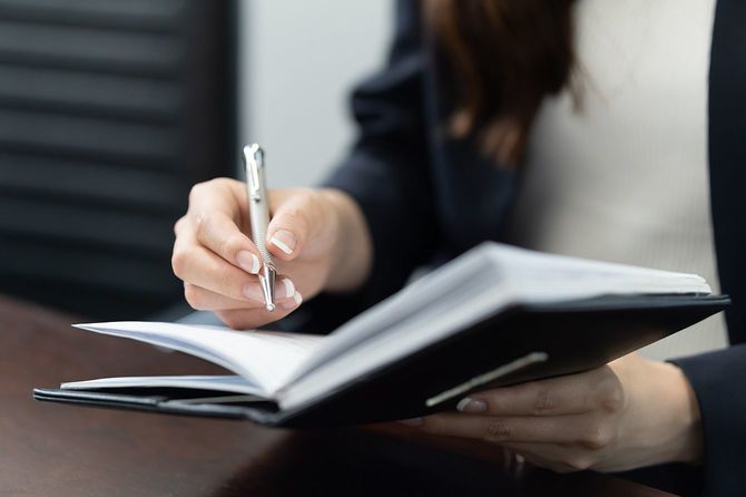 日本人女性はノートにメモを取る