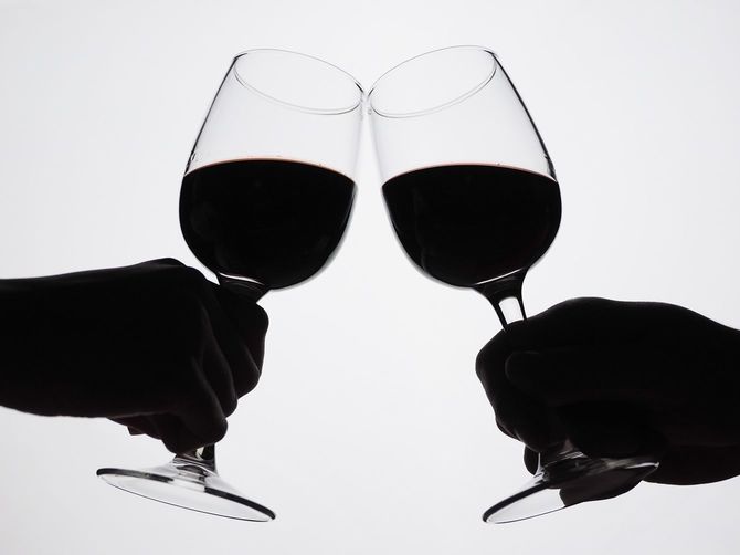 乾杯をする男女のシルエット