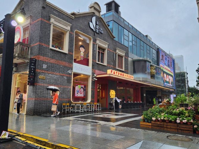 6月の上海市内の街並み。通りを歩く人はまばらだった