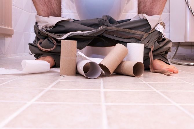 床に散乱するトイレットペーパーの芯