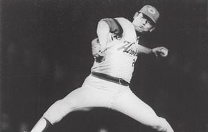 79年日本シリーズ第7戦で力投する広島・江夏豊投手。山際淳司によるノンフィクション「江夏の21球」のモデルになった。