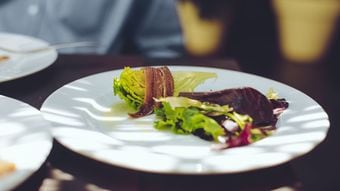 口コミサイトで店を選ぶ人は一生気づかない…｢本当の金持ち｣が旅費200万円かけて食べる"1皿数百円"の価値