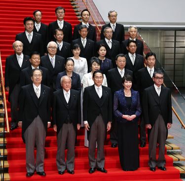 歴代総理より一流企業の総合職のほうが高学歴…日本の政治家が｢海外では考えられない低学歴｣になったワケ ｢東大法学部卒の総理大臣｣は30年間いない |  PRESIDENT Online（プレジデントオンライン）