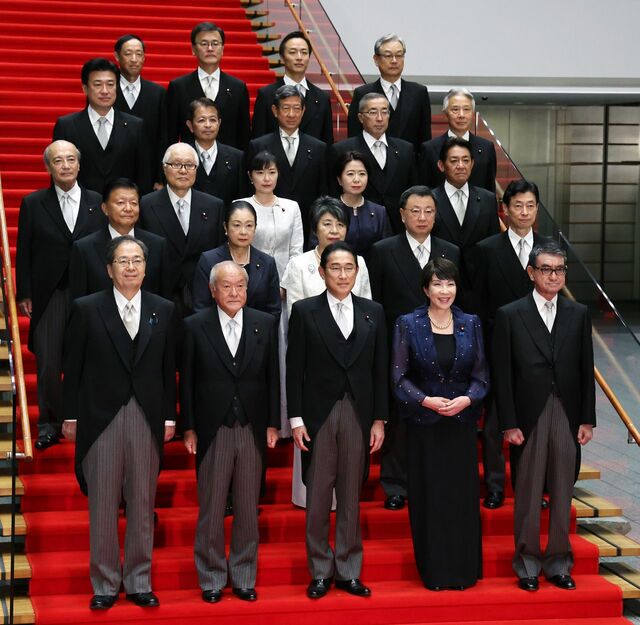 初閣議を終え、記念撮影する岸田文雄首相（前列中央）と閣僚ら＝2023年9月13日午後、首相官邸