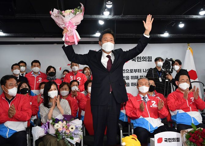 ソウル市長選で勝利し、当選を祝う呉世勲候補