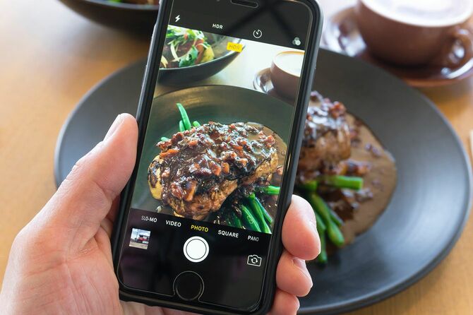 スマートフォンでビーフステーキの写真を撮る