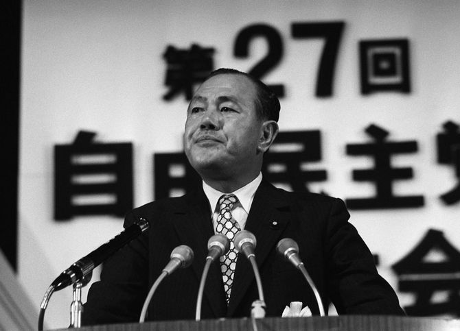 1972年7月5日、第27回自民党臨時大会で新総裁に選出され、あいさつする田中角栄氏（東京・千代田区の日比谷公会堂）