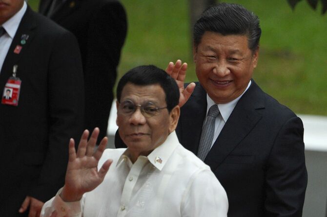 中国の習近平国家主席とフィリピンのロドリゴ・ドゥテルテ大統領（当時）